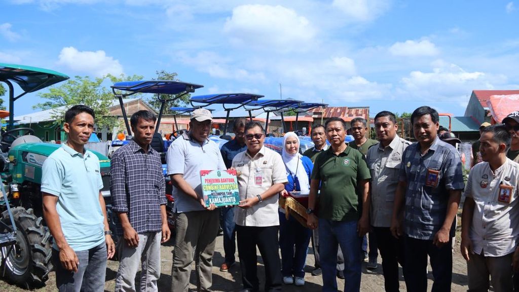 Bupati Takalar Firdaus menyerahkan bantuan alsintan ke para petani di Kelurahan Bajeng, Pattallassang, Takalar. Dokumen Istimewa